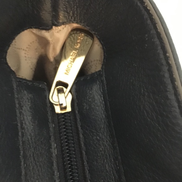 Michael Kors Dark Blue Shoulder Bag with Beige Straps - Picture 3 of 7
